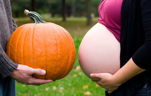 беременная фотосессия осенью на улице с тыквой