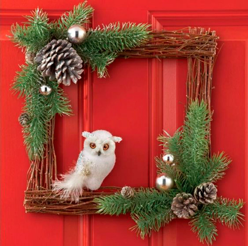 рождественский венок на дверь из шишек 7